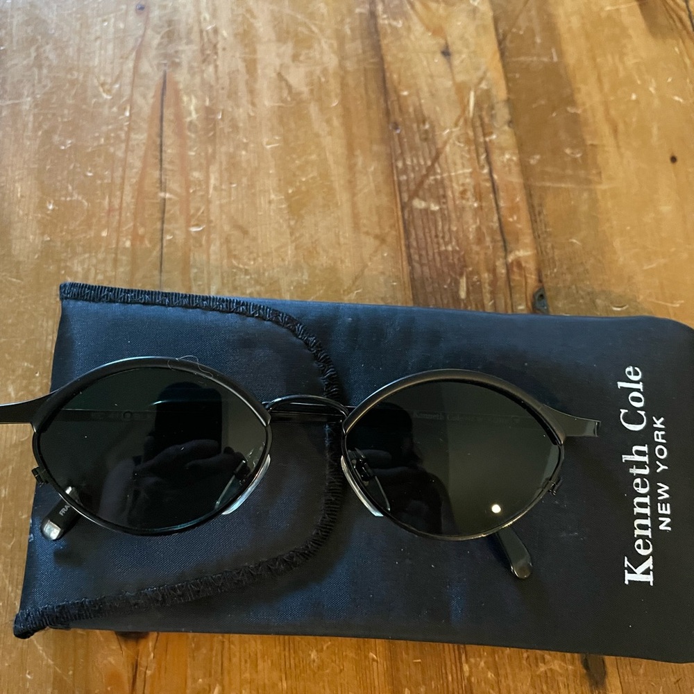 Elegant Black Oval Sunglasses